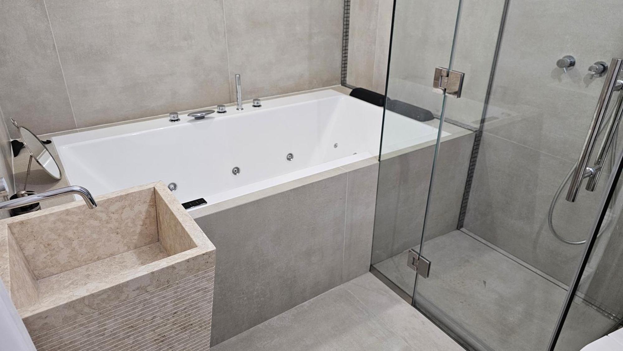 Oasis Jacuzzi Retreat Apartamento Marbella Exterior foto