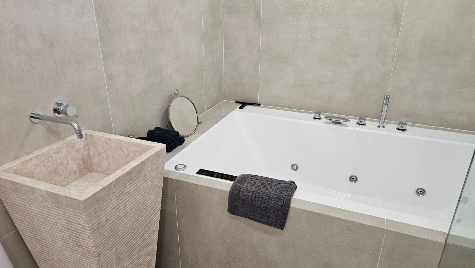 Oasis Jacuzzi Retreat Apartamento Marbella Exterior foto